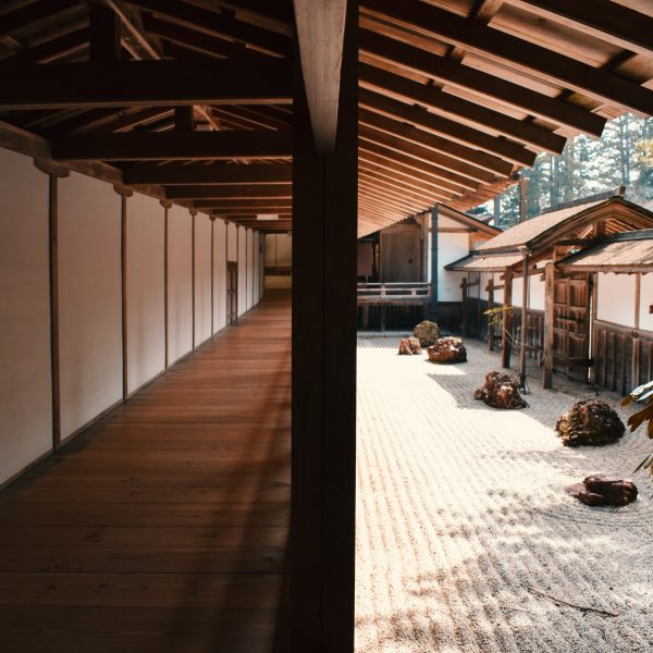 Japanse temple walkway.