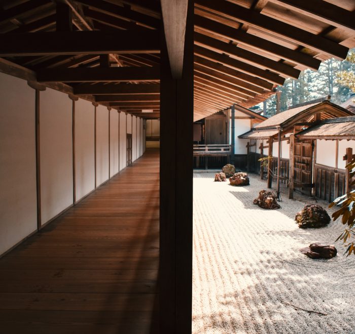 Japanse temple walkway.