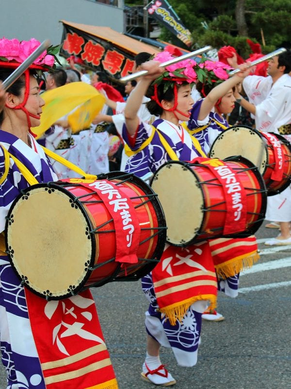 Women playing drums at Hyakumangoku festival.