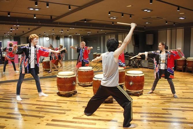 Guests enjoying a taiko drum lesson in Japan
